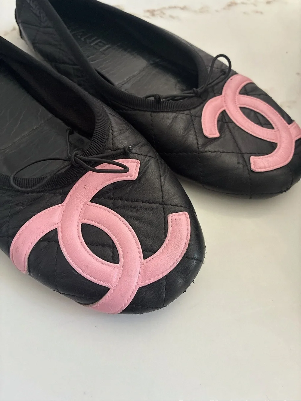 CHANEL cambon Black Leather Ballet Flats with Pink CC Emblems